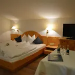 호텔 Am Roemerweg 4*