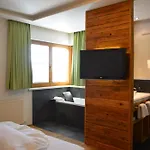 호텔 Am Roemerweg 4*